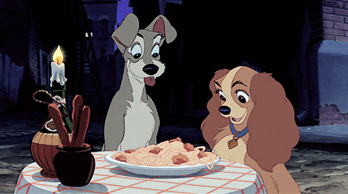 a classica cena da dama eo vagabundo comendo spaghtte de almondegas