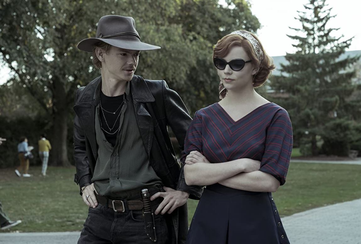 Os atores Thomas Brodie-Sangster e Anya Taylor-Joy em cena da série O Gambito da Rainha