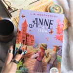 Livro Anne da Ilha edição editora autêntica com a personagem Anne e Gilbert na capa